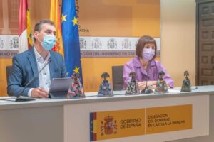 A la izquierda, el delegado del Gobierno en Castilla-La Mancha, Francho Tierraseca.