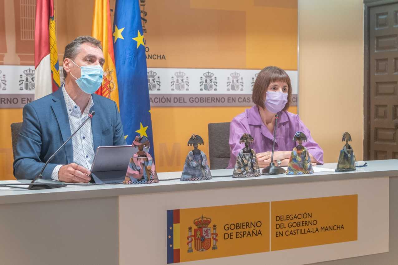 A la izquierda, el delegado del Gobierno en Castilla-La Mancha, Francho Tierraseca.