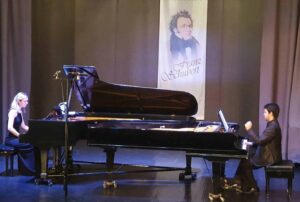 Promenade Piano Dúo, en pleno concierto en Ruse (Bulgaria).