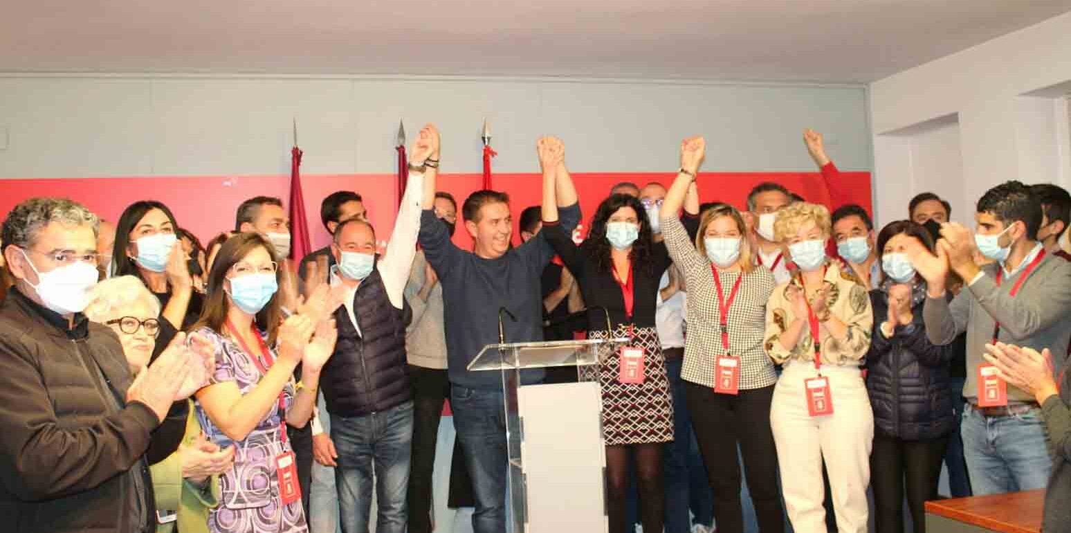 Cabañero y su equipo celebran la victoria en las primarias del PSOE de Albacete.