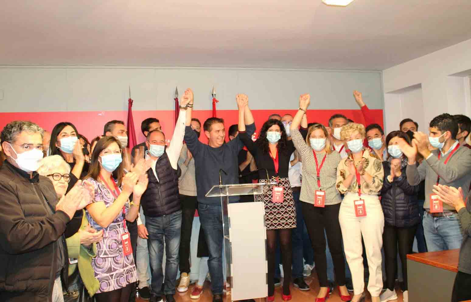 Cabañero y su equipo celebran la victoria en las primarias del PSOE de Albacete.