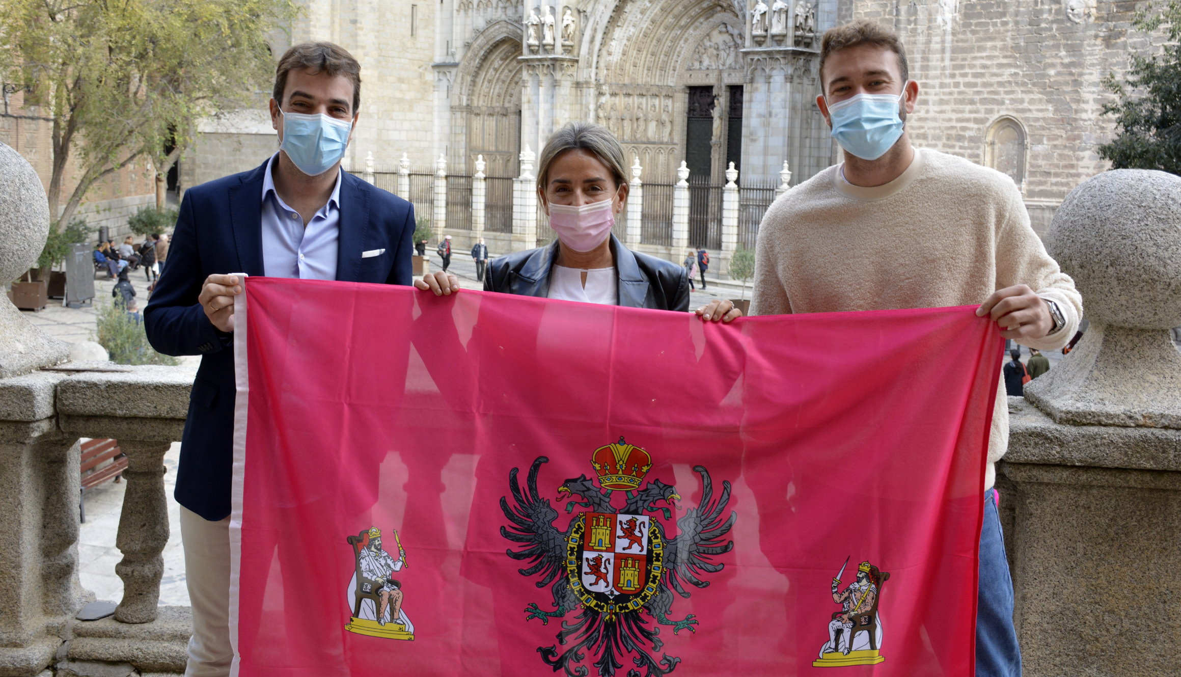 Gonzalo Pérez de Vargas, a la derecha, junto a Milagros Tolón y Pablo García, concejal de Deportes.