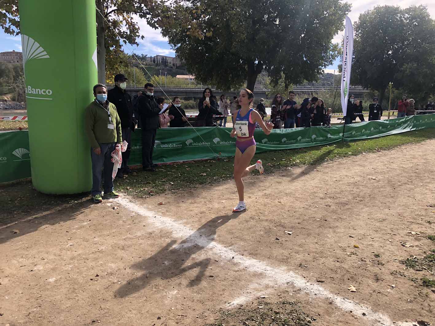 Alicia Berzosa, entrando tercera en la meta del último Cross Espada Toledana. Foto: CAT.