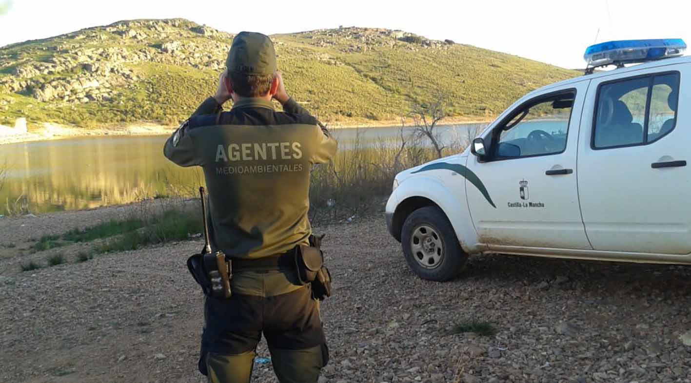 Agentes medioambientes investigan a un hombre tras hallar a un milano real en un cepo