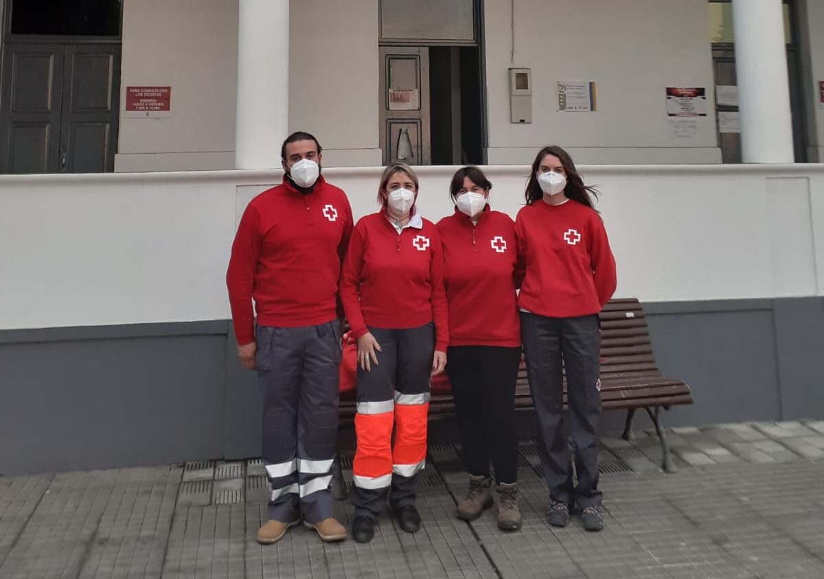 Ana Belén con parte del equipo de intervención. Imagen: Cruz Roja 