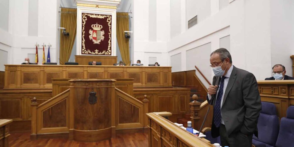 El consejero Juan Alfonso Ruiz Molina, durante su intervención en las Cortes.