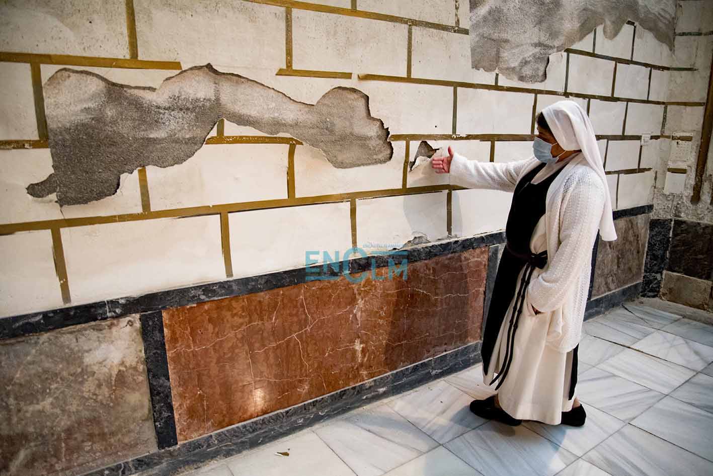 Una de las monjas del convento de San Clemente, en Toledo, muestra a encastillalamancha.es las humedades que han aparecido en un lateral de la iglesia. Foto: Rebeca Arango.