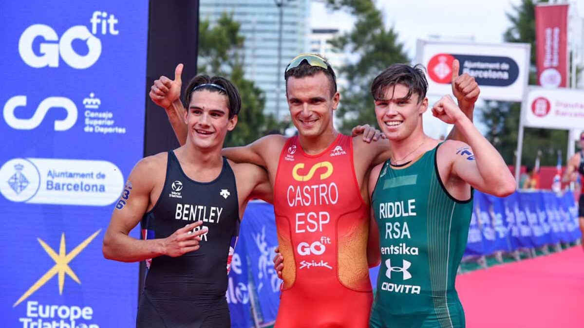 David Castro (centro) ganó la Copa de Europa de triatlón sprint.