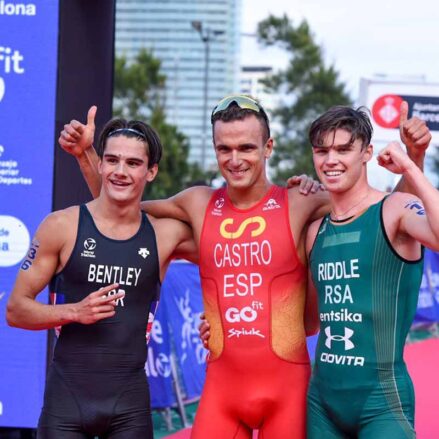 David Castro (centro) ganó la Copa de Europa de triatlón sprint.