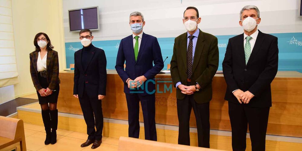 Álvaro Gutiérrez, presidente de la Diputación de Toledo, en el centro de la imagen; junto a Ana Gómez, Fernando Muñoz, Santiago García Aranda y José Pablo Sabrido. Foto: Rebeca Arango.