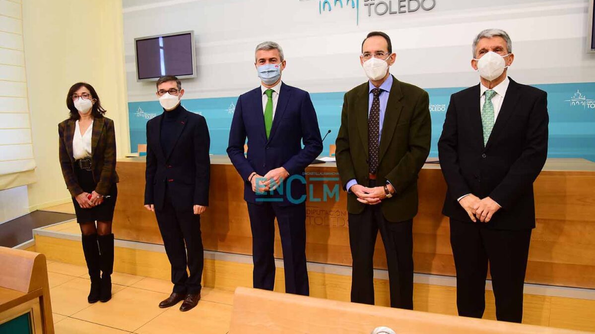 Álvaro Gutiérrez, presidente de la Diputación de Toledo, en el centro de la imagen; junto a Ana Gómez, Fernando Muñoz, Santiago García Aranda y José Pablo Sabrido. Foto: Rebeca Arango.