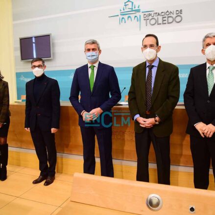 Álvaro Gutiérrez, presidente de la Diputación de Toledo, en el centro de la imagen; junto a Ana Gómez, Fernando Muñoz, Santiago García Aranda y José Pablo Sabrido. Foto: Rebeca Arango.