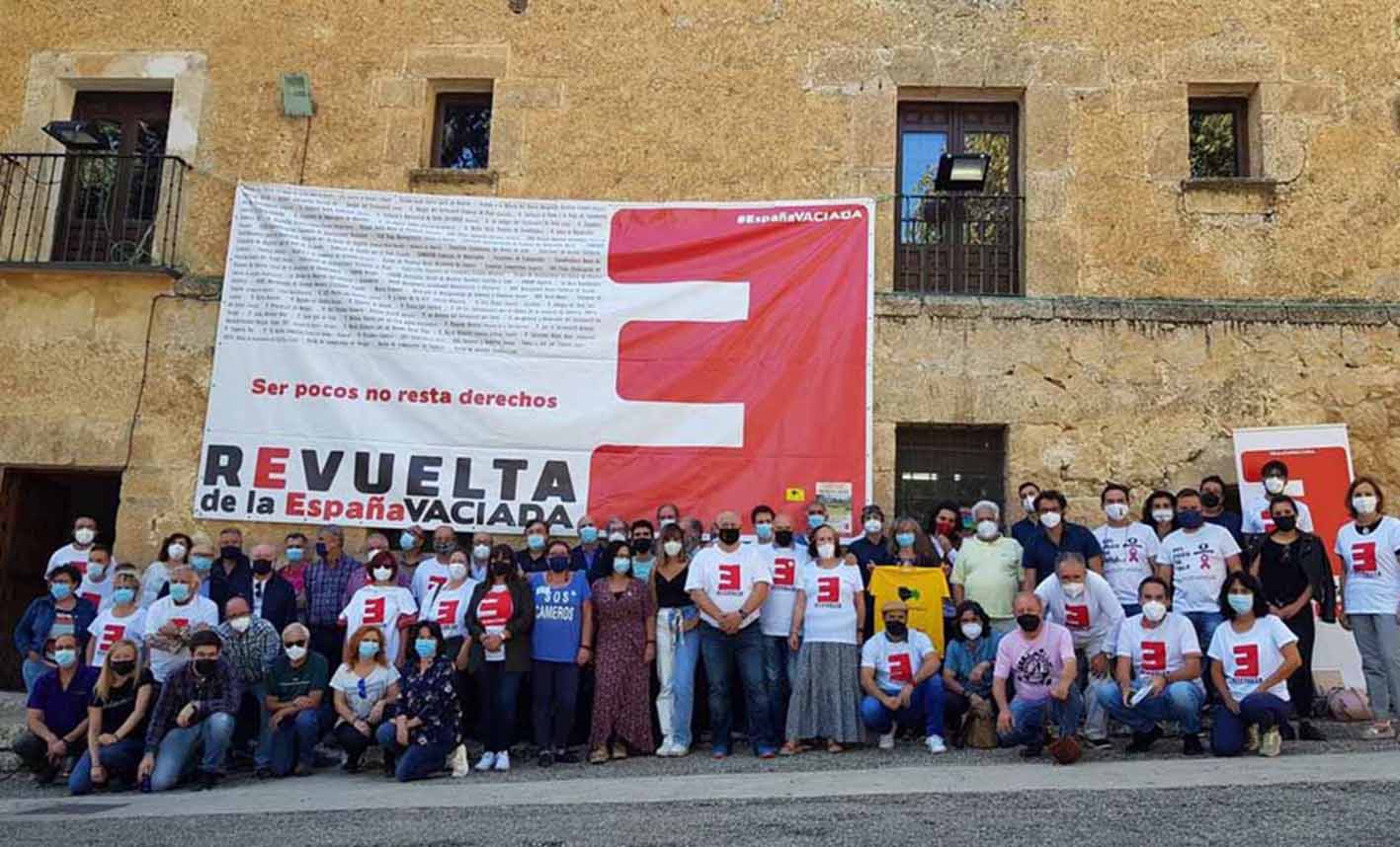Foto de familia de los 160 colectivos que decidieron crear un partido para defender los derechos de la España Vaciada.