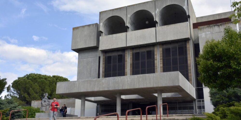 La Biblioteca Pública del Polígono de Toledo pasará a llamarse Almudena Grandes.