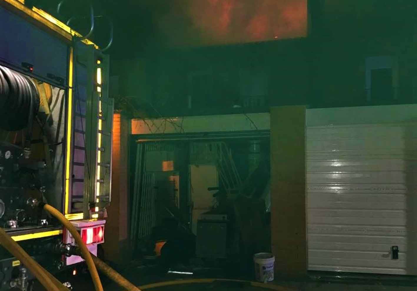 Detalle del incendio originado en una casa abandonada de Yebes. Foto: Ayuntamiento.