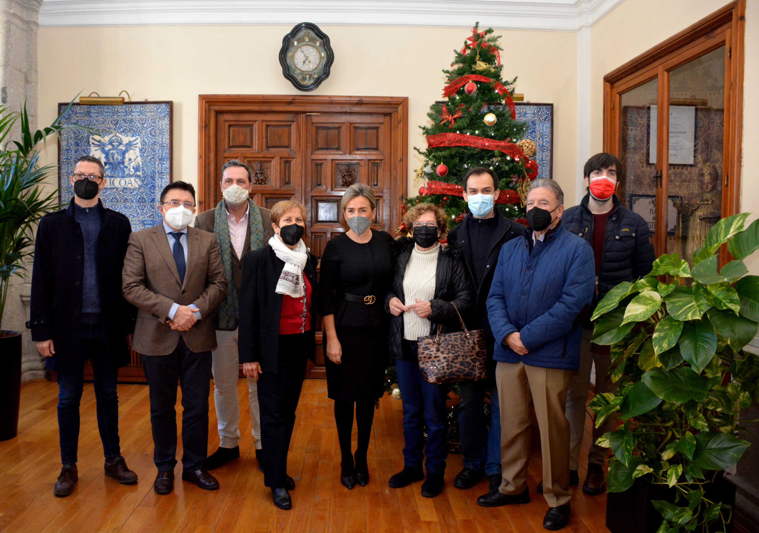 Directores y representantes de los coros participantes a quienes ha recibido la alcaldesa, Milagros Tolón