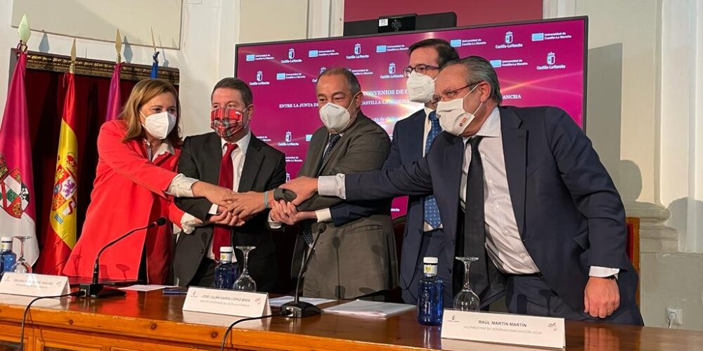 Firma del convenido entre el Gobierno regional y la UCLM