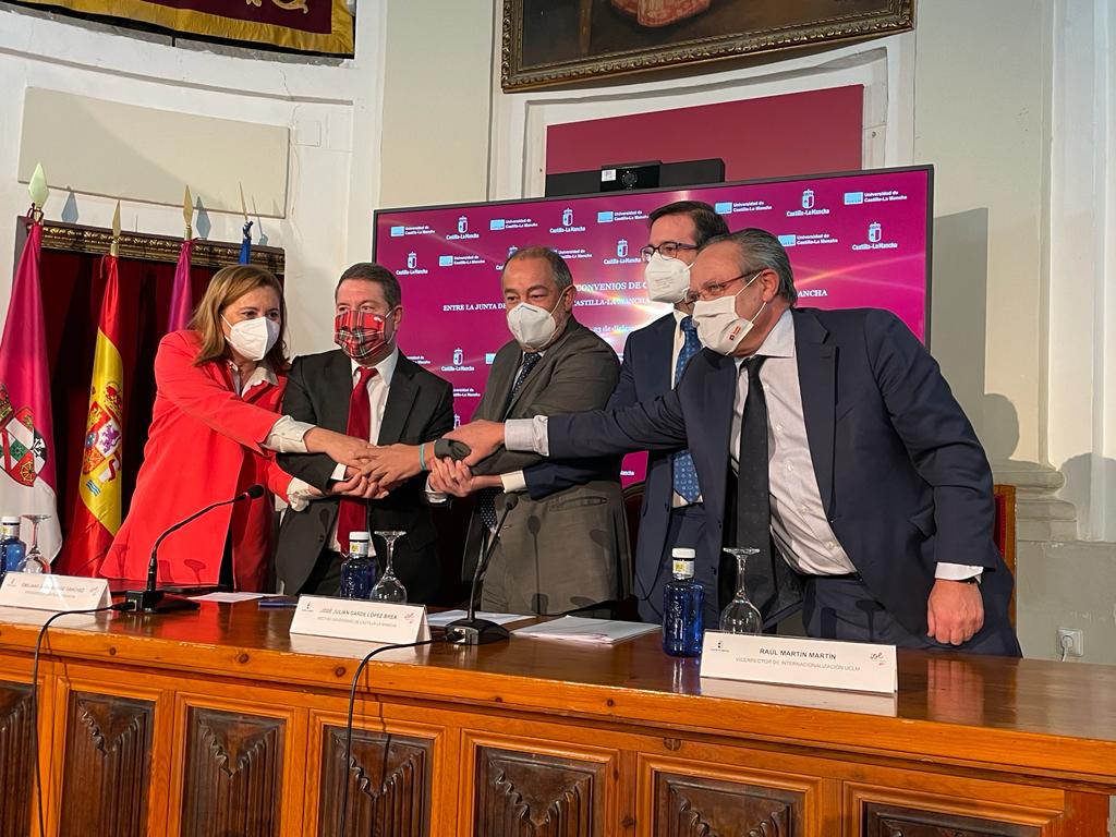 Firma del convenido entre el Gobierno regional y la UCLM