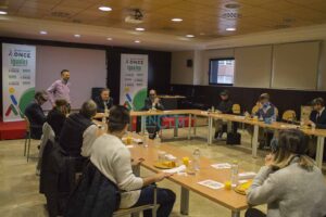 Desayuno a ciegas en la ONCE CLM, donde los periodistas se pusieron en la piel de las personas con discapacidad visual. Foto: Ainhoa Aranda.