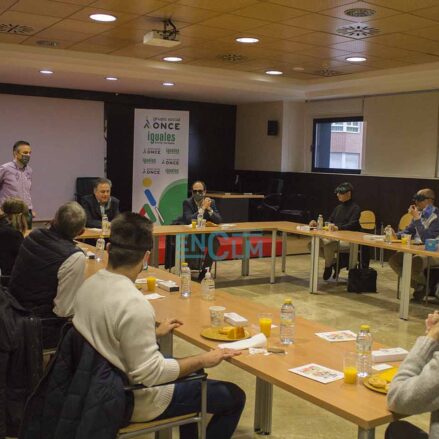 Desayuno a ciegas en la ONCE CLM, donde los periodistas se pusieron en la piel de las personas con discapacidad visual. Foto: Ainhoa Aranda.