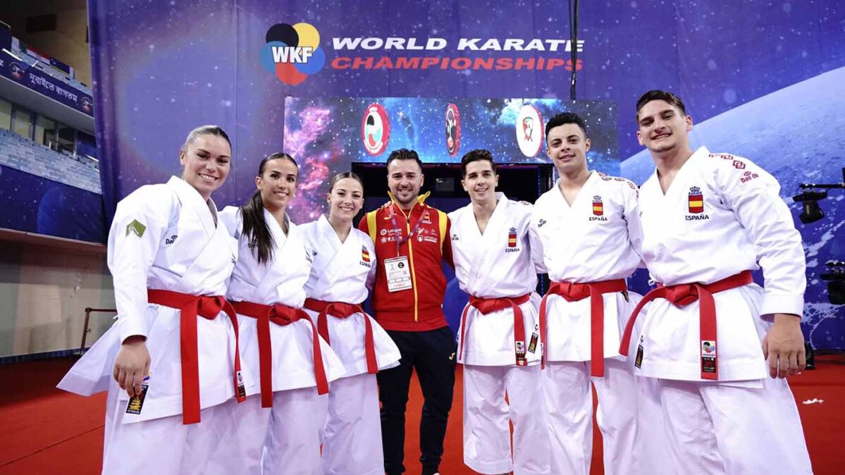 Alejandro Manzana (segundo por la derecha) se proclamó subcampeón mundial de kárate (kata).