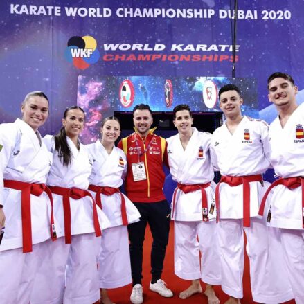 Alejandro Manzana (segundo por la derecha) se proclamó subcampeón mundial de kárate (kata).