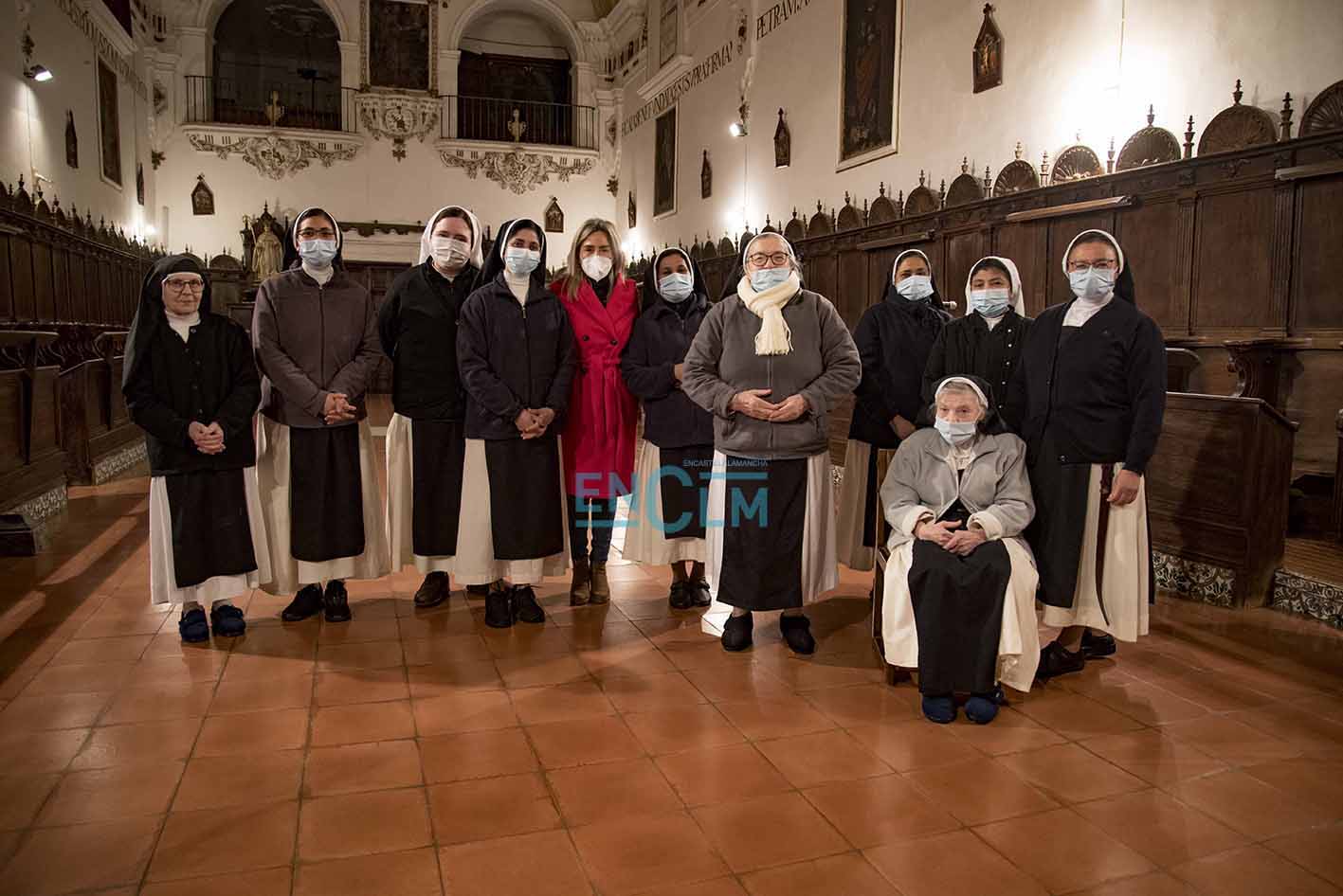 Milagros Tolón, con las monjas de San Clemente, uno de los maravillosos conventos de Toledo y donde la leyenda dice que se "inventó" el famoso mazapán. Foto: Rebeca Arango.