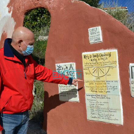 Javi Regacho junto al reloj de las horas canónicas.