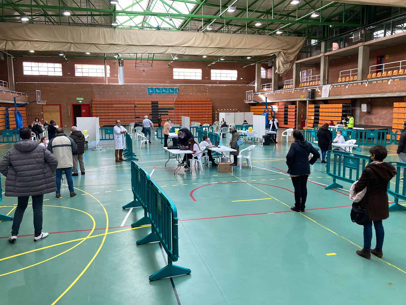 Detalle de la vacunación en el Pabellón Polideportivo Feria.