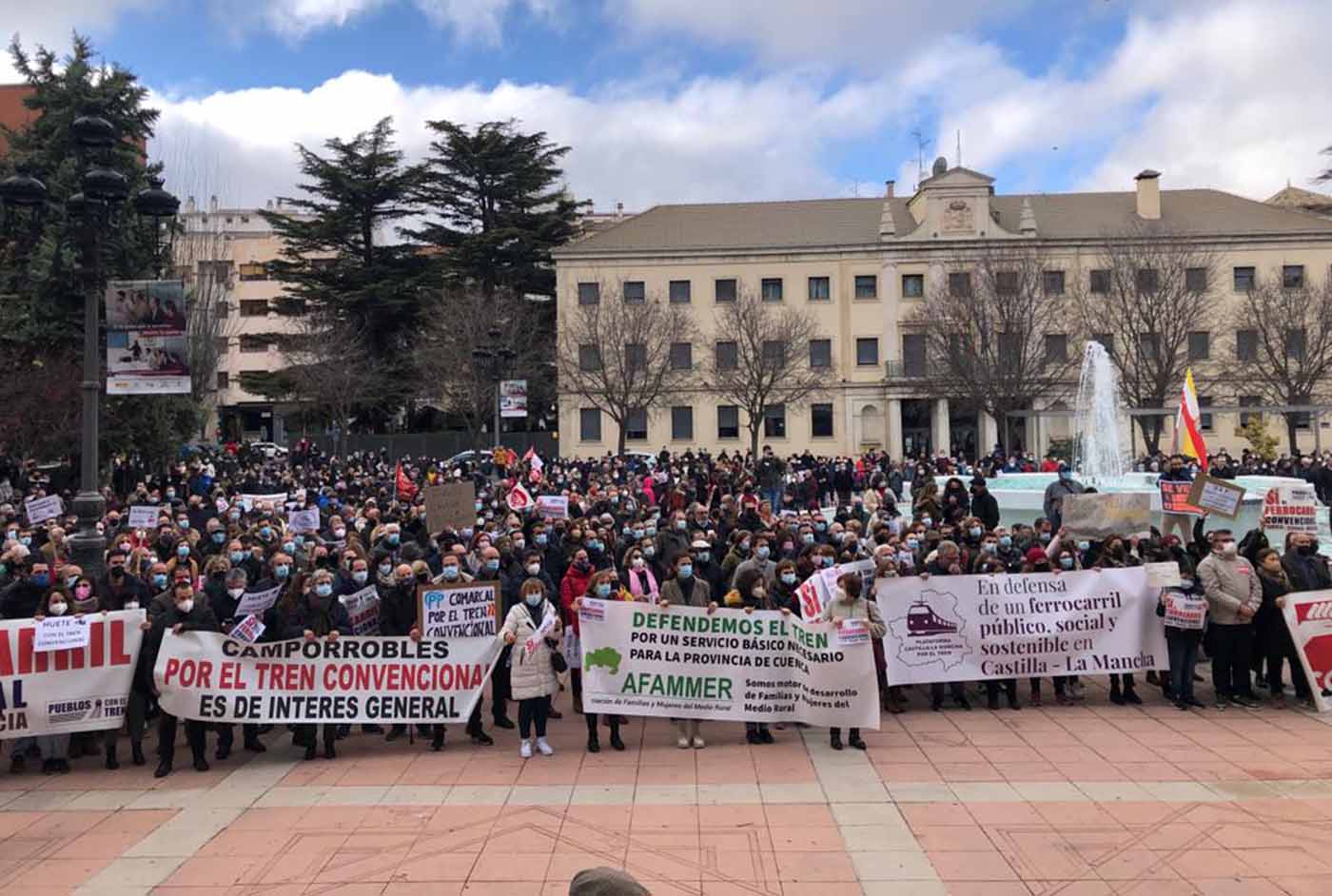 Aspecto de la nutrida manifestación en Cuenca por el tren convencional.