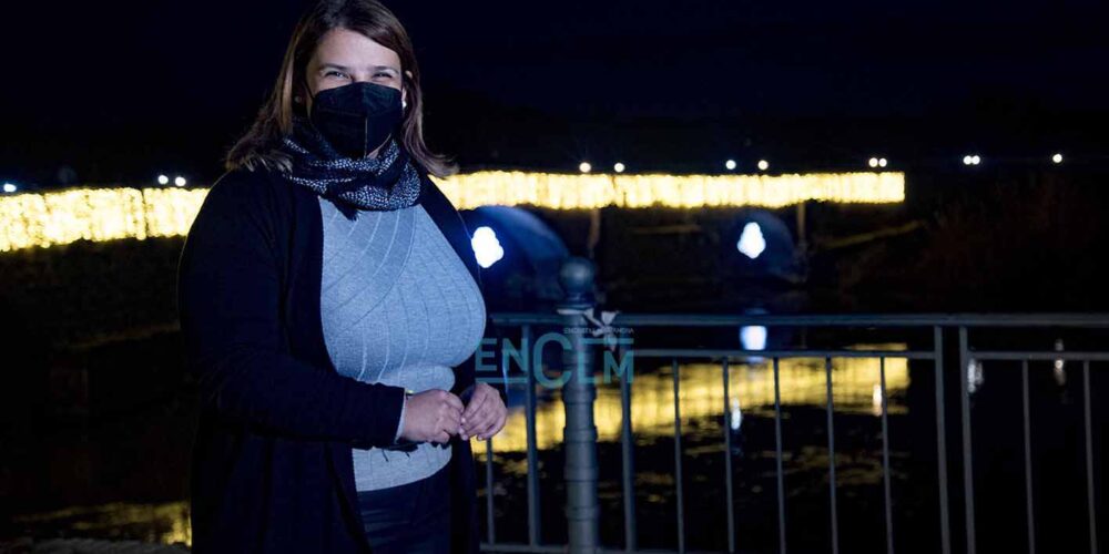 Tita García Élez posa con el Puente Romano iluminado de fondo. Foto: Rebeca Arango.