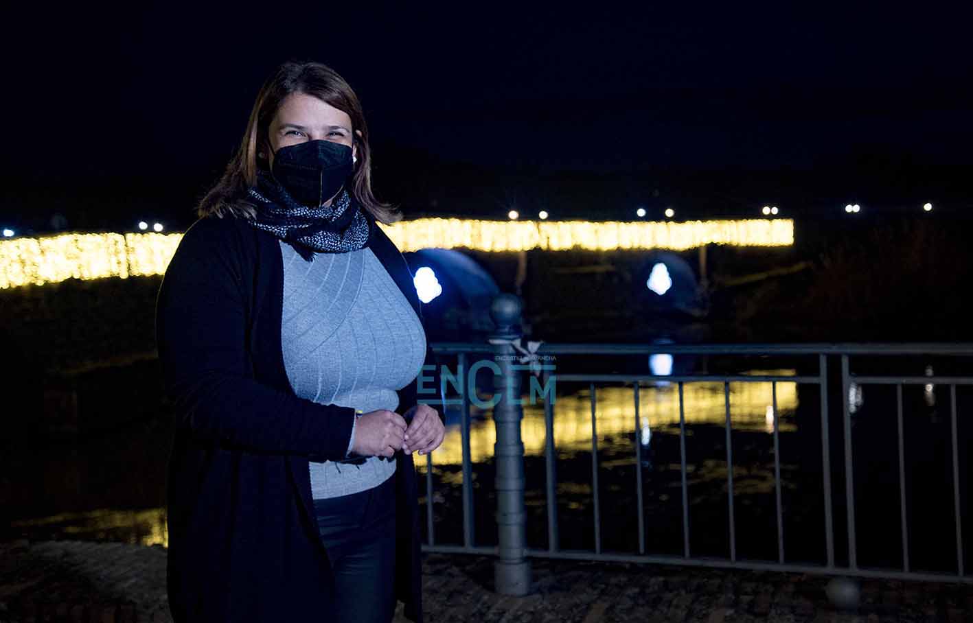 Tita García Élez posa con el Puente Romano iluminado de fondo. Foto: Rebeca Arango.