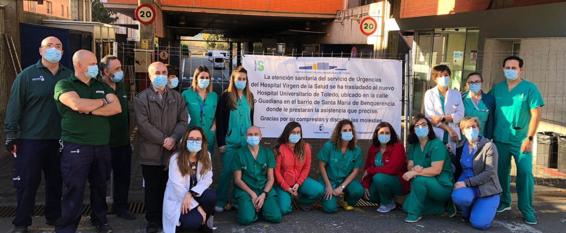 Algunos de los últimos trabajaddores del hospital Virgen de la Salud, en Toledo, que hoy han echado el cierre en un pequeño acto improvisado muy emotivo...