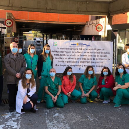 Algunos de los últimos trabajaddores del hospital Virgen de la Salud, en Toledo, que hoy han echado el cierre en un pequeño acto improvisado muy emotivo...