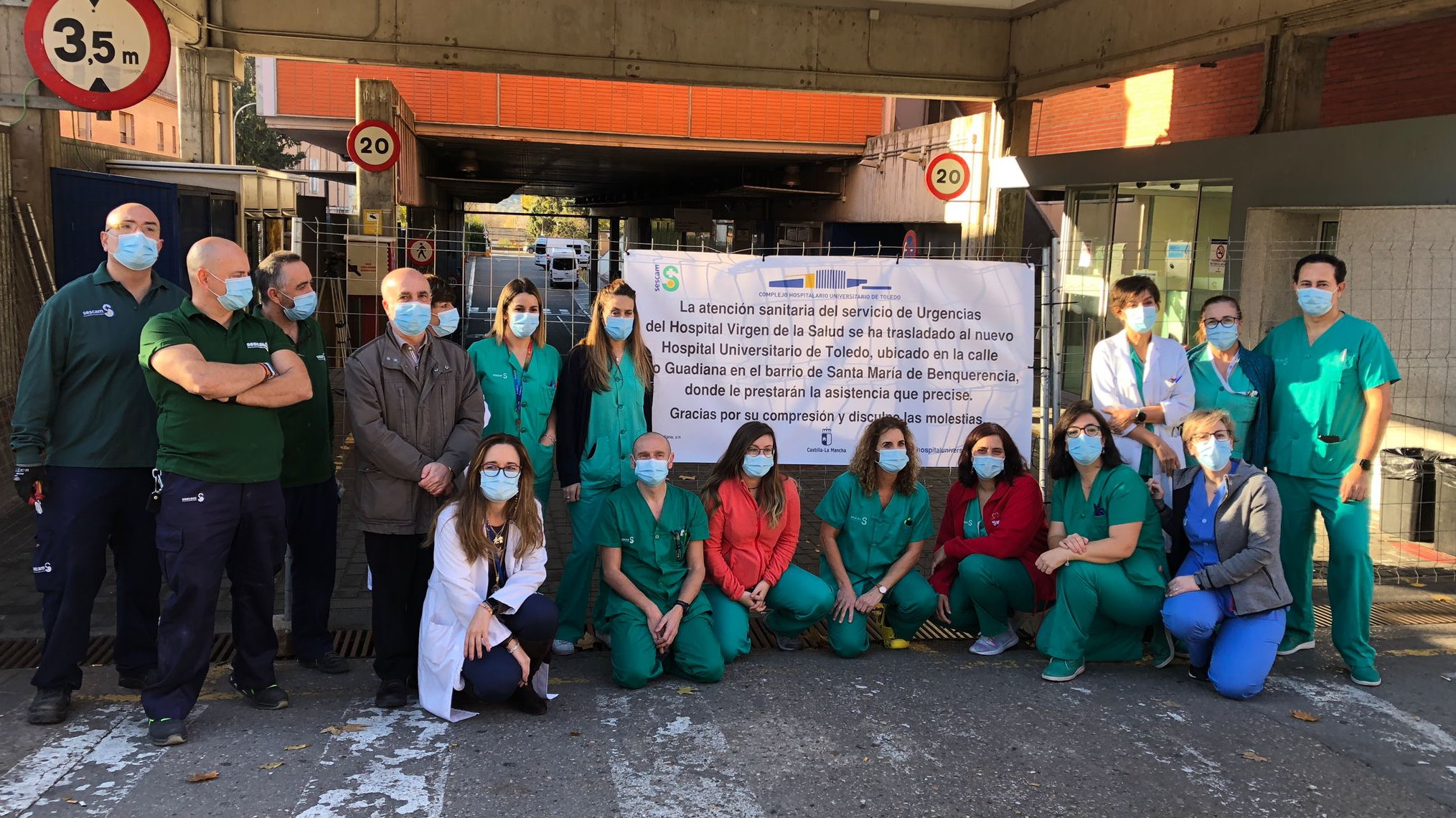 Algunos de los últimos trabajaddores del hospital Virgen de la Salud, en Toledo, que hoy han echado el cierre en un pequeño acto improvisado muy emotivo...