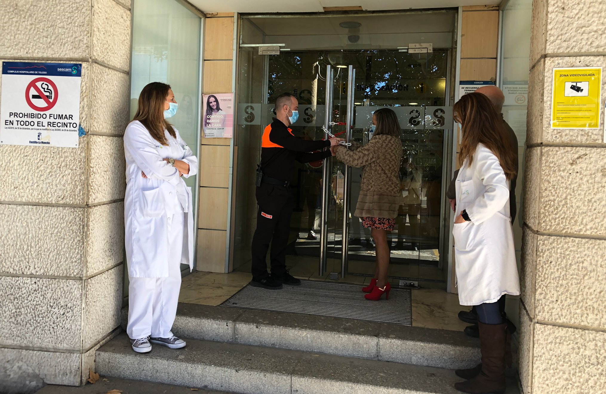Tina García Merino, auxiliar de Enfermería y quien se jubiló ayer, ha sido la encargada de cerrar la puerta principal del Virgen de la Salud.