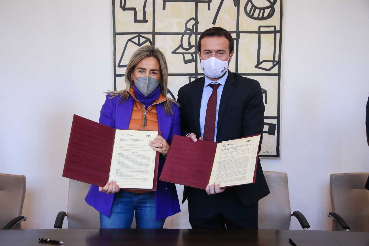 La alcaldesa de Toledo, Milagros Tolón, junto con el consejero de Desarrollo Sostenible, José Luis Escudero.