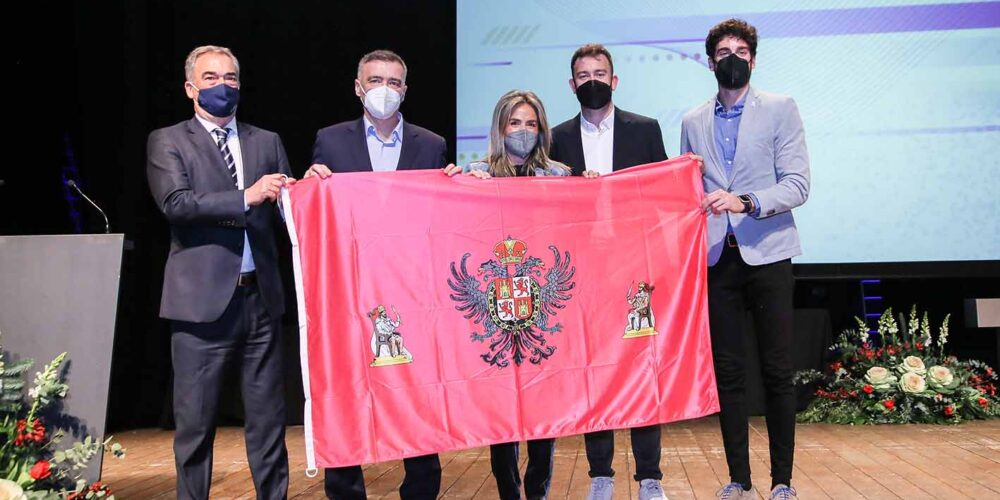 Algunos de los premiados y la alcaldesa, con la bandera de Toledo.