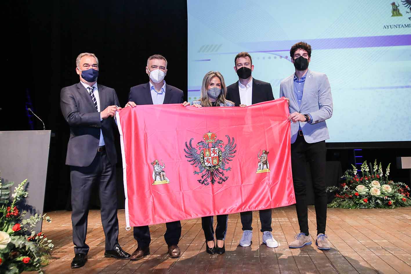 Algunos de los premiados y la alcaldesa, con la bandera de Toledo.