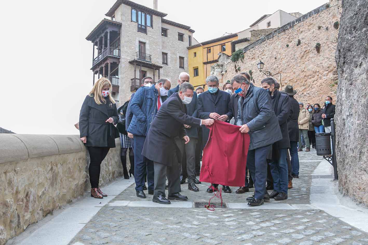 Page descubrió una placa en la calle Canónigos, que recuerda los 25 años de la Declaración.