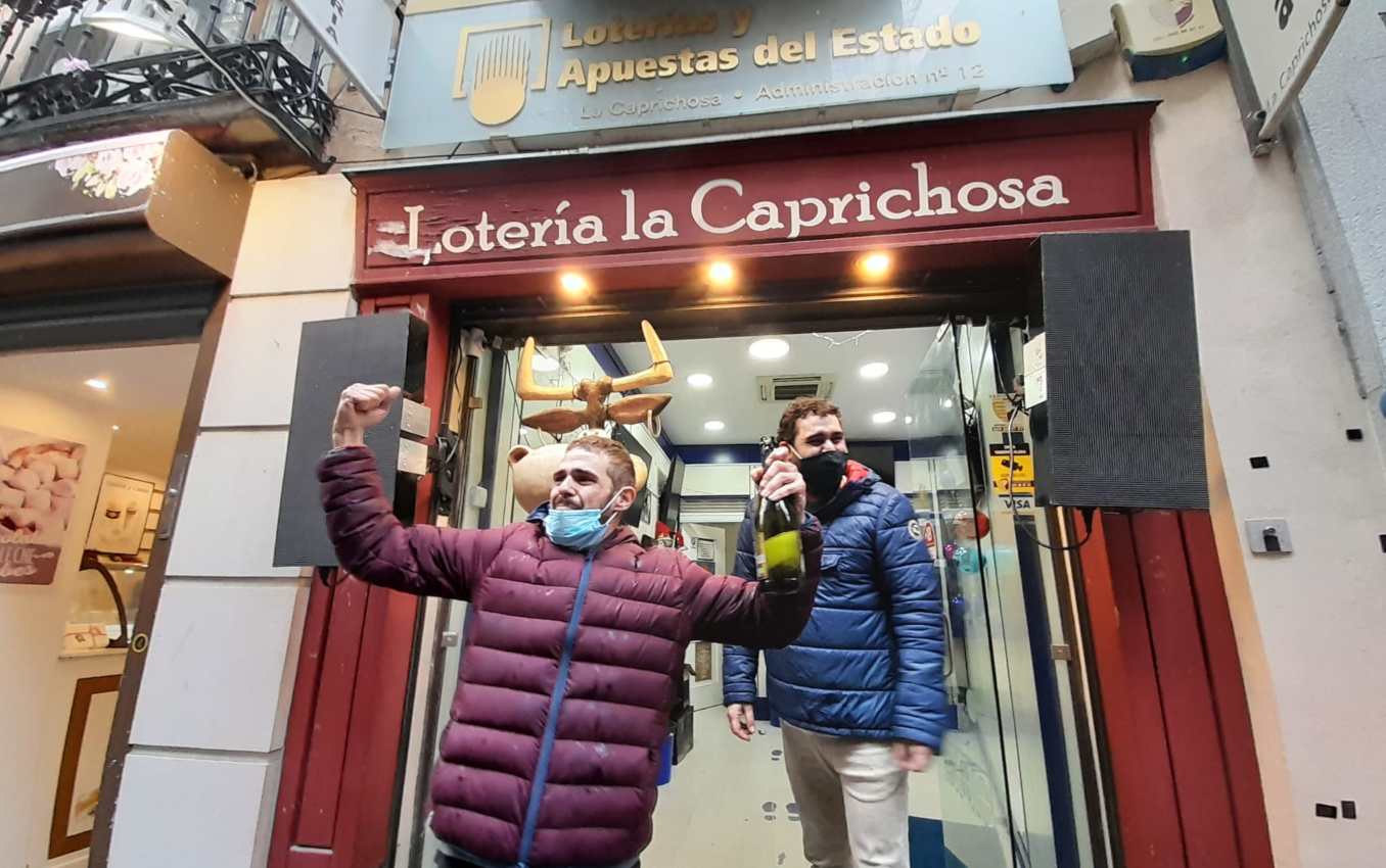 Felicidad en Lotería La Caprichosa, en Toledo, que ha sido el mayor premio de Castilla-La Mancha junto con otro cuarto en Doña Lola. Foto: Rebeca Arango.