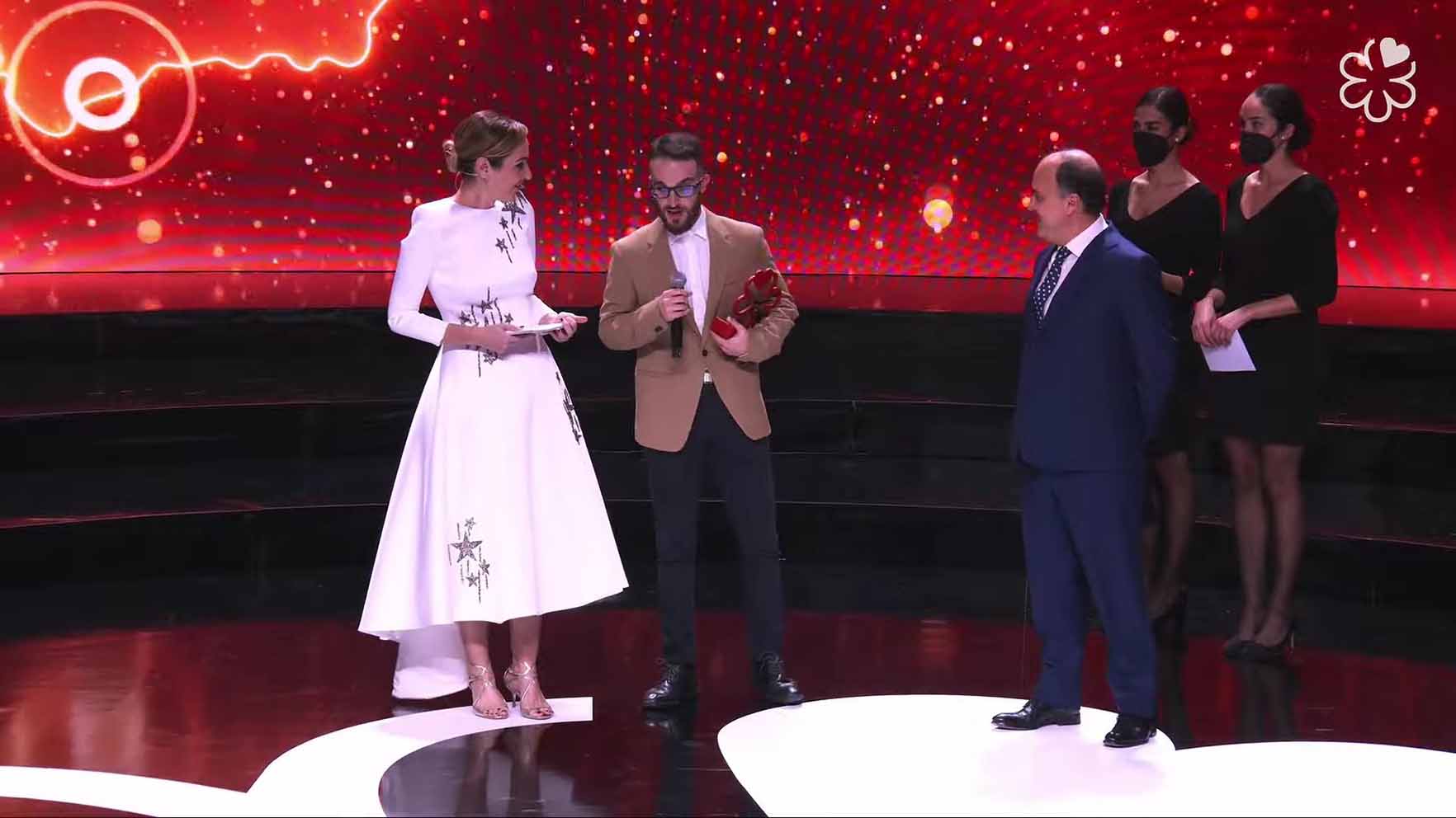 Mario Cachinero recibiendo el premio al "Mejor Cocinero Joven".