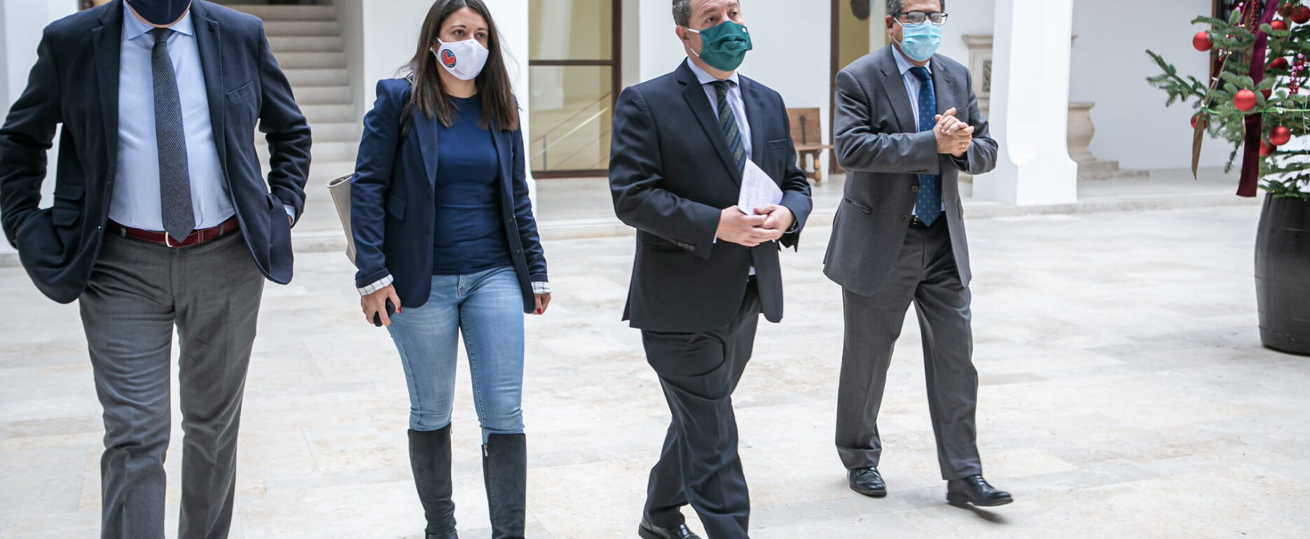 Page, junto a los consejeros de Sanidad, Jesús Fernández Sanz; y de Bienestar Social, Bárbara García Torijano.