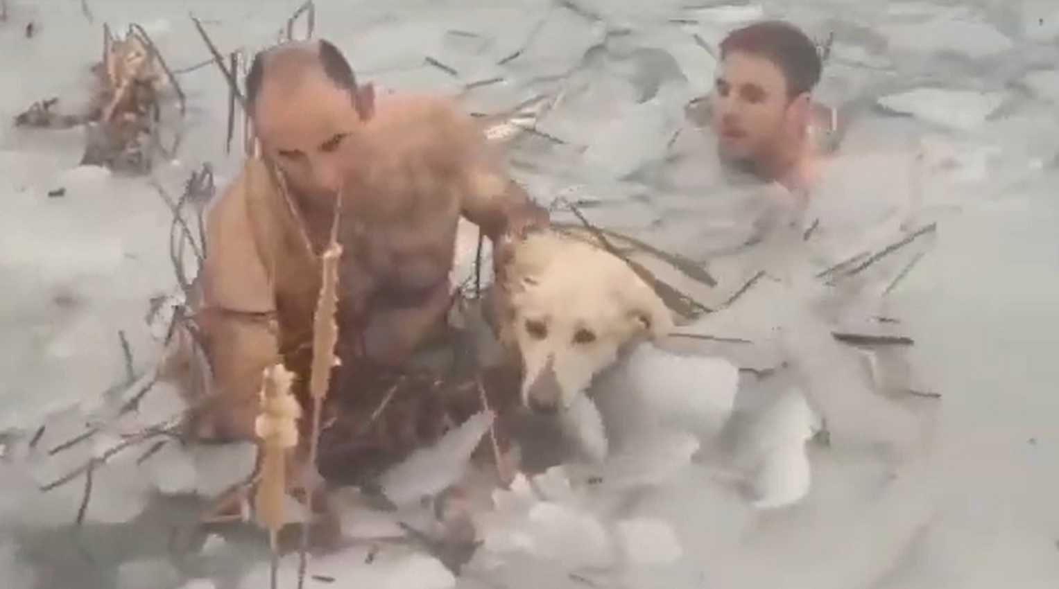 Los dos guardias civiles cuando ya había alcanzado al perro en el lago helado de Jaca.