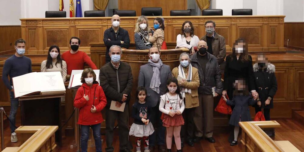 Pablo Bellido (en el centro), con los primeros visitantes de las Cortes.