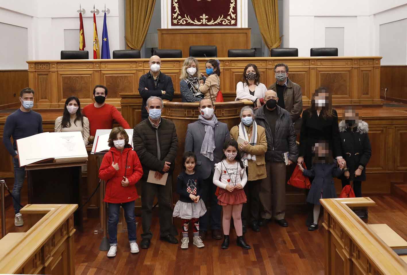 Pablo Bellido (en el centro), con los primeros visitantes de las Cortes.