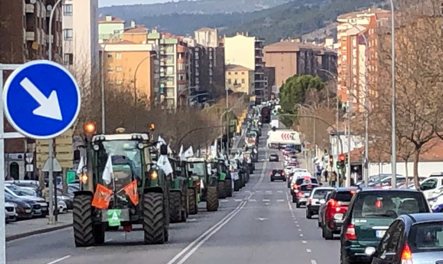 200 tractores ha marchado por Cuenca para protestar por las subidas de precios.