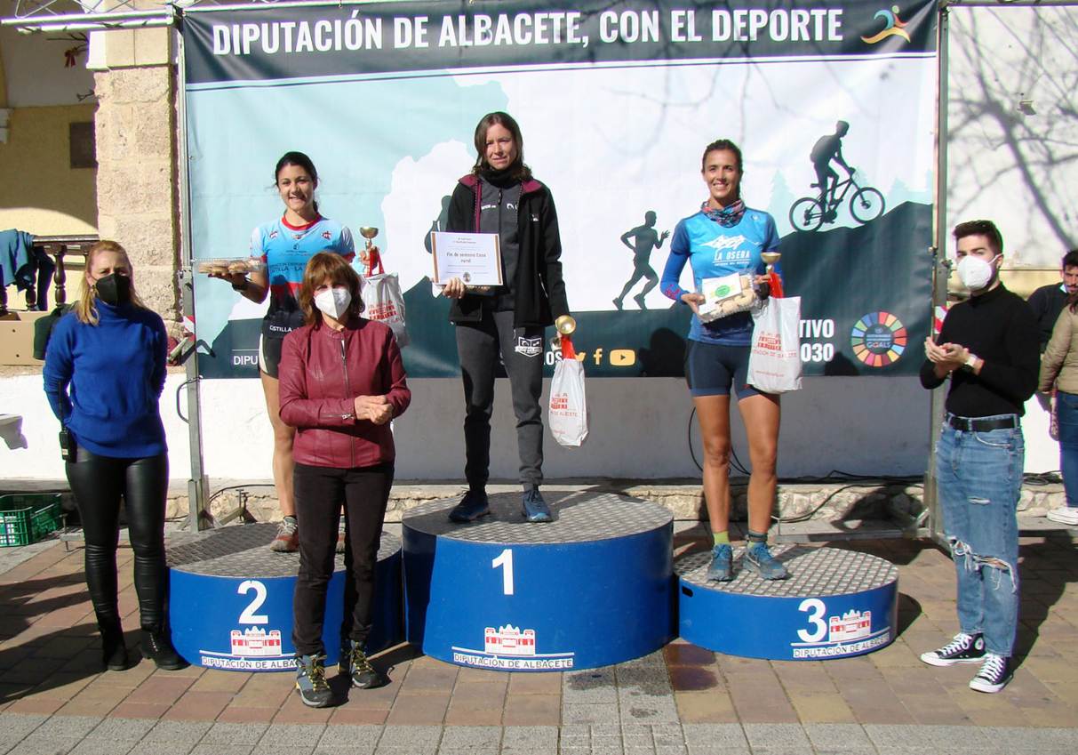 Podio femenino de la Carrera Popular de Yeste, con Pilar Amores en los más alto del cajón.