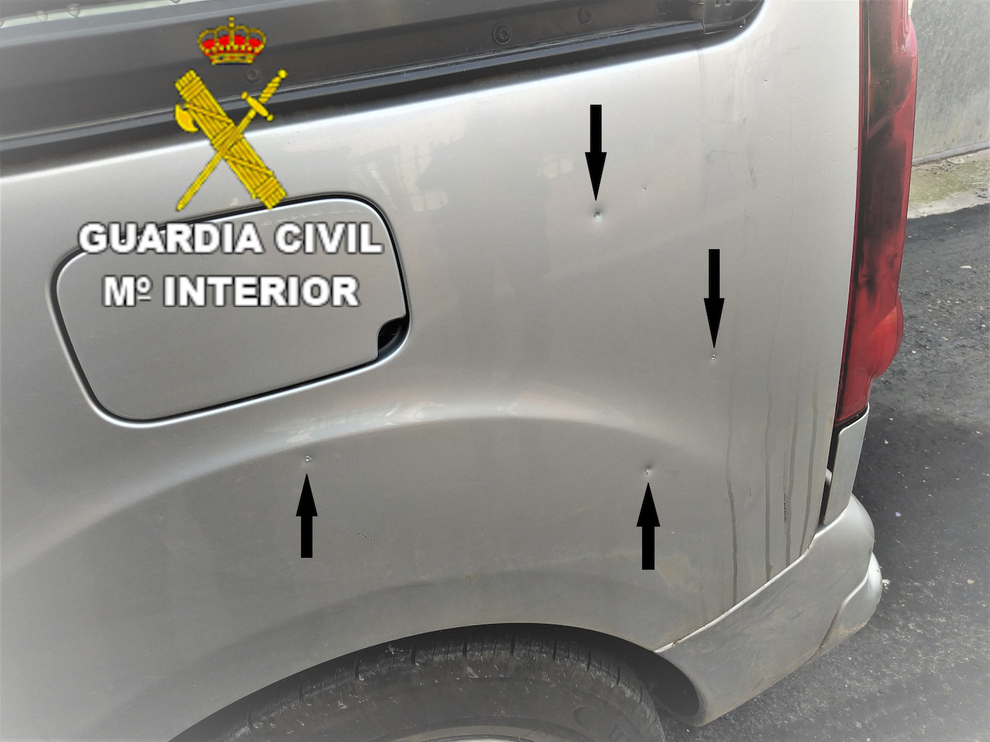 Así quedó uno de los vehículos por los perdigonazos.