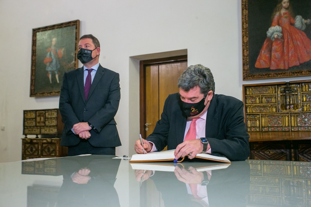 El presidente de Castilla-La Mancha, Emiliano García-Page, y el ministro de Inclusión, Seguridad Social y Migraciones, José Luis Escrivá